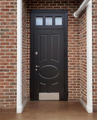 Черная дверь с отбойником Черная дверь с отбойником