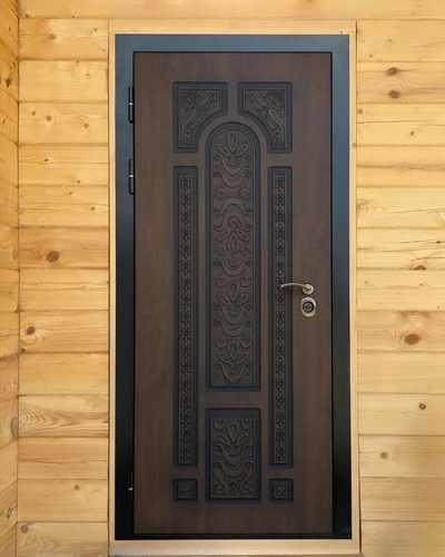 Дверь в деревянном доме Дверь в деревянном доме