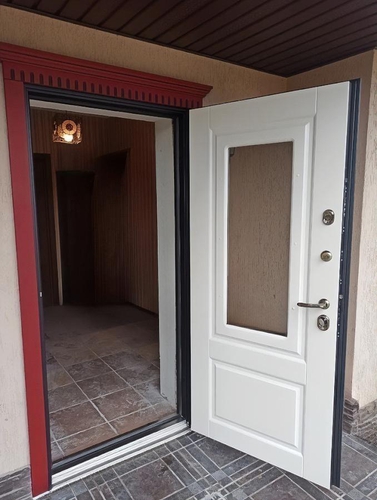 Дверь со стеклом и карнизом Дверь со стеклом и карнизом