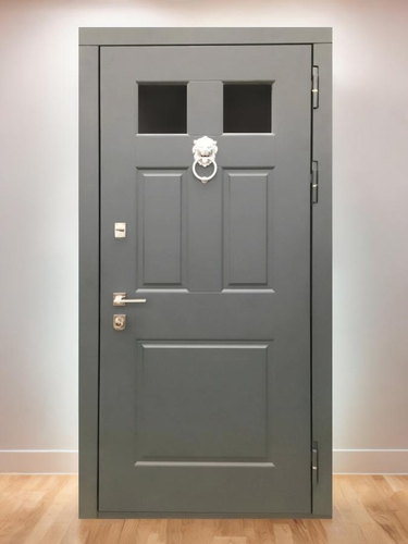 Серая дверь с кнокером Серая дверь с кнокером