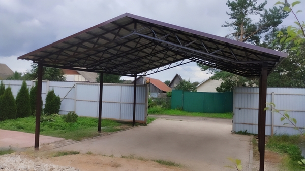 Двускатный автонавес для двора дачи, профлист Двускатный автонавес для двора дачи, профлист