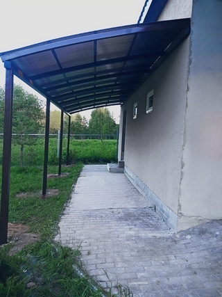 Полуарочный навес-пристройка из поликарбоната