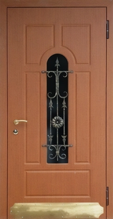 Остеклённая металлическая термодверь с латунным отбойником, ковкой и стеклом (плиты МДФ)